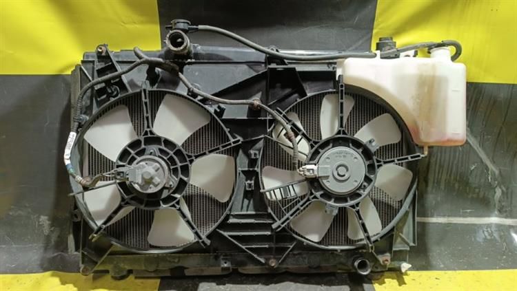 Радиатор основной Тойота Вокси в Магадане 105276