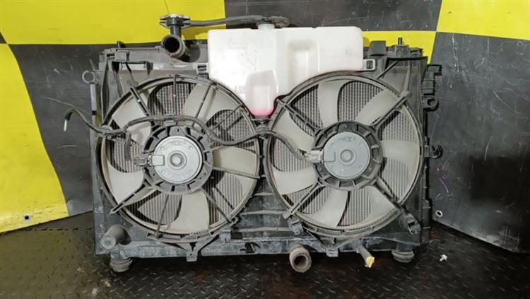 Радиатор основной Тойота Эсквайр в Магадане 116768