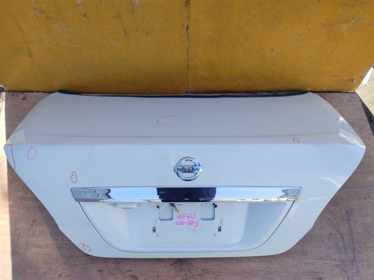 Крышка багажника Ниссан Сима в Магадане 50900